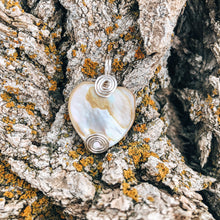 Load image into Gallery viewer, Shell Heart Pendant